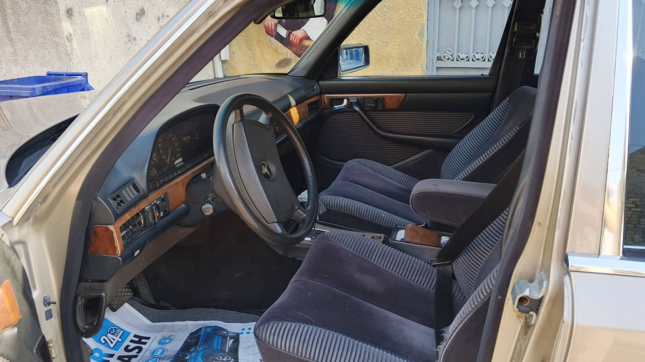 سلام عليكم عندي هاي الجامبو موديل ٩٠ عارضهه للبيع 
بيهه شويه نواقص يعني كونترول مال كشن السائق وبيهه نضوح بلكير شويه مو هواي .. والبارحه نكطع بيهه حار مال فيت بم سياره بطنهه حلوه مسجل وسماعات جدد .. كشنات كهرباء وفتحه وجام كهرباء .. سياره تبريد مكينه بلاديه بيهه شويه زلوغ .. صدرهه نص عمر .. لا تسألني شبيهه كاتب كلشي عليهه..
*********** هذا رقمي ( سعره ٧٥ ) الي يريده مكانها شعب بأسمي السياره
