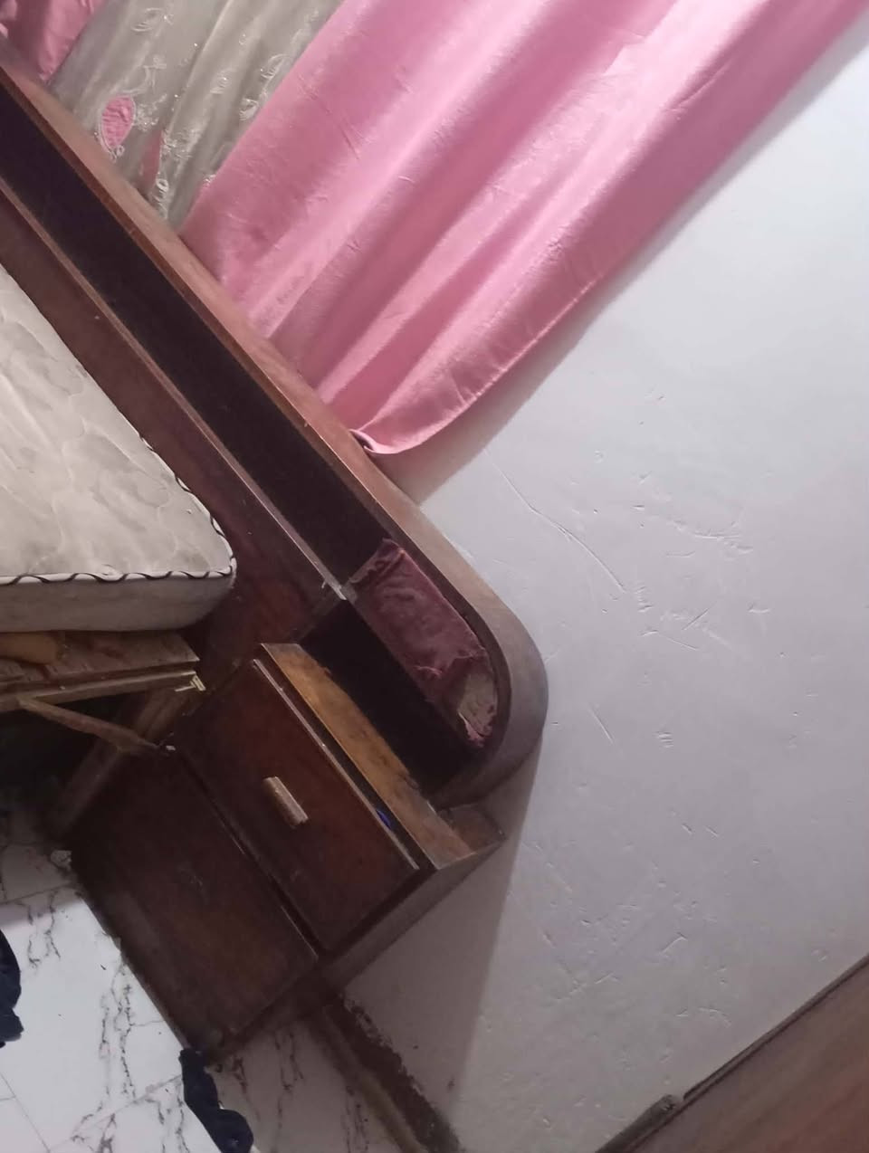السلام عليكم غرفه مستعمله للبيع من عده الجربايه مكان بابل حله ورديه خارج السعر 125 وبيهه مجال للطيبين الرقم ***********

