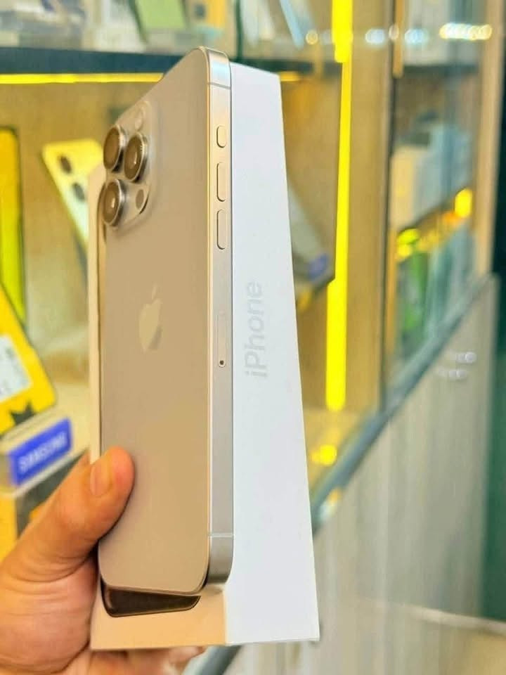 للبيع iPhone 15 pro max
بطارية 90 ذاكرة 256GB
كارتونة موجودة 
السعر 1050 
مكاني النجف ***********
