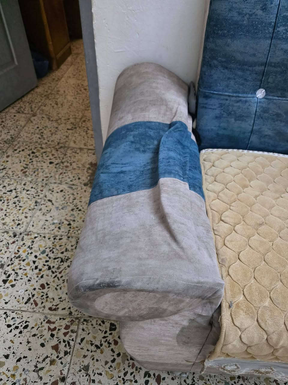 تخم للبيع خمس قطع نضيف بيه ضرر بصيط سعره 100 وبيه مجال بصيط مكاني مسيب شراي يتصل ***********
