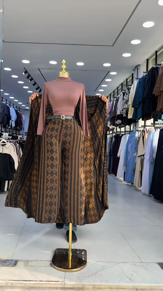 طقم ٣ قطع • مقاسات ٣٨-٤٨ • فستان