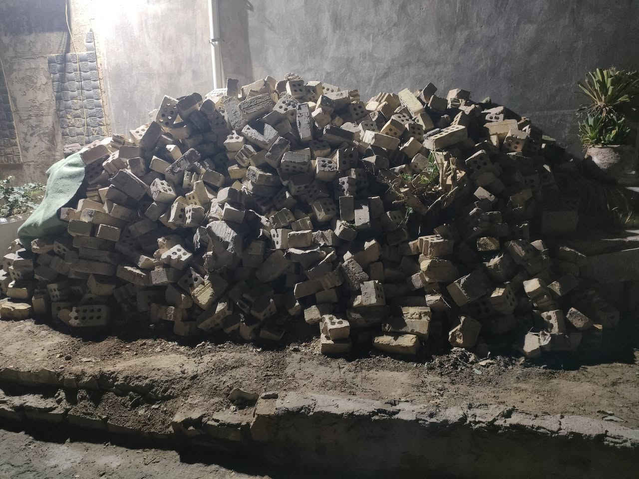 السلام عليكم .طابوق للبيع السعر ٩٠ الف .***********
