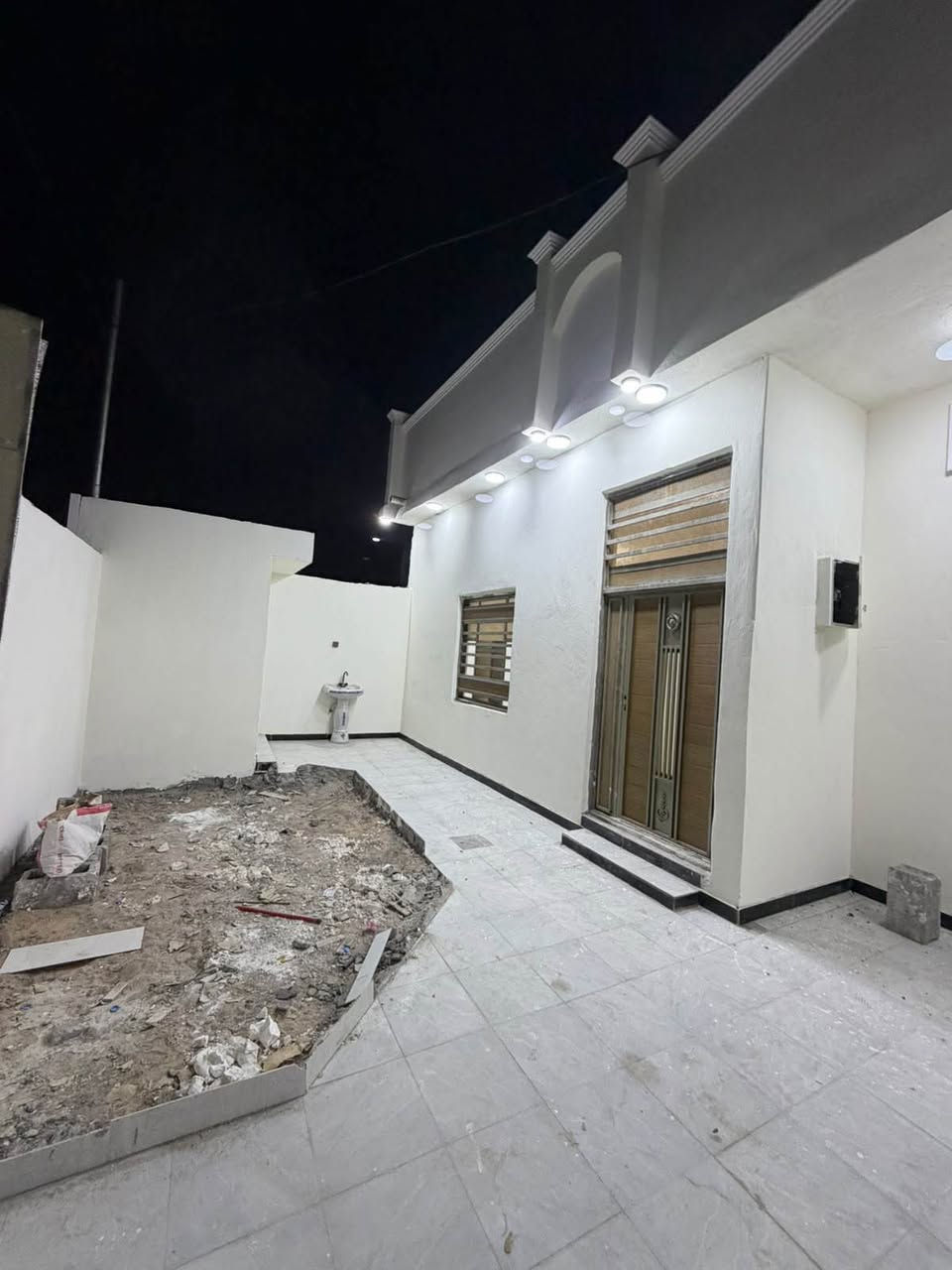 بيت للبيع المساحة 200 متر 
يحتوي ثلاث غرف نوم وهول ودوانيه ومطبخ وحمام ومناور وكراج وحديقه السعر 88 مليون العنوان الجزيره الفيروزيه جسر الثاني *********** Singapore
