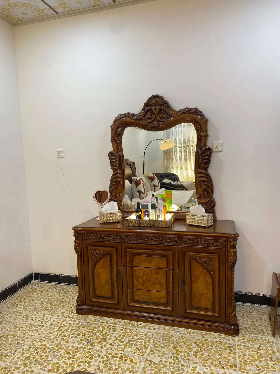 غرفه للبيع ٦٠٠ بيها مجال بسيط
