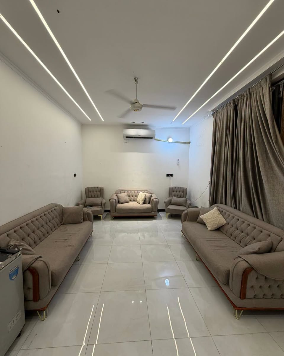 🏠 / دار للبيع المساحة ١٢٥ م طابو زراعي سند ٢٥ 

          الواجهة ١٢.٥ م / النزال ١٠ م 

🧱 / بناء حديث ٢٠٢٦ درجة اولى 

الطابق الاول/ مطبخ . هول . صالة . غرفة نوم . مجمع صحيات داخلية وخارجية 

الطابق الثاني/ غرفتين نوم. هول . مجمع صحيات

🌏 الموقع/ حلة شارع ٨٠ شارع العلوية شريفة ع قريب من شارع ٨٠ 

لمعرفة السعر مراسلة الصفحة او مراجعة مكتب 

بشار للعقار والمقاولات شارع ٦٠ بداية شارع الحسينية 

***********        ***********
