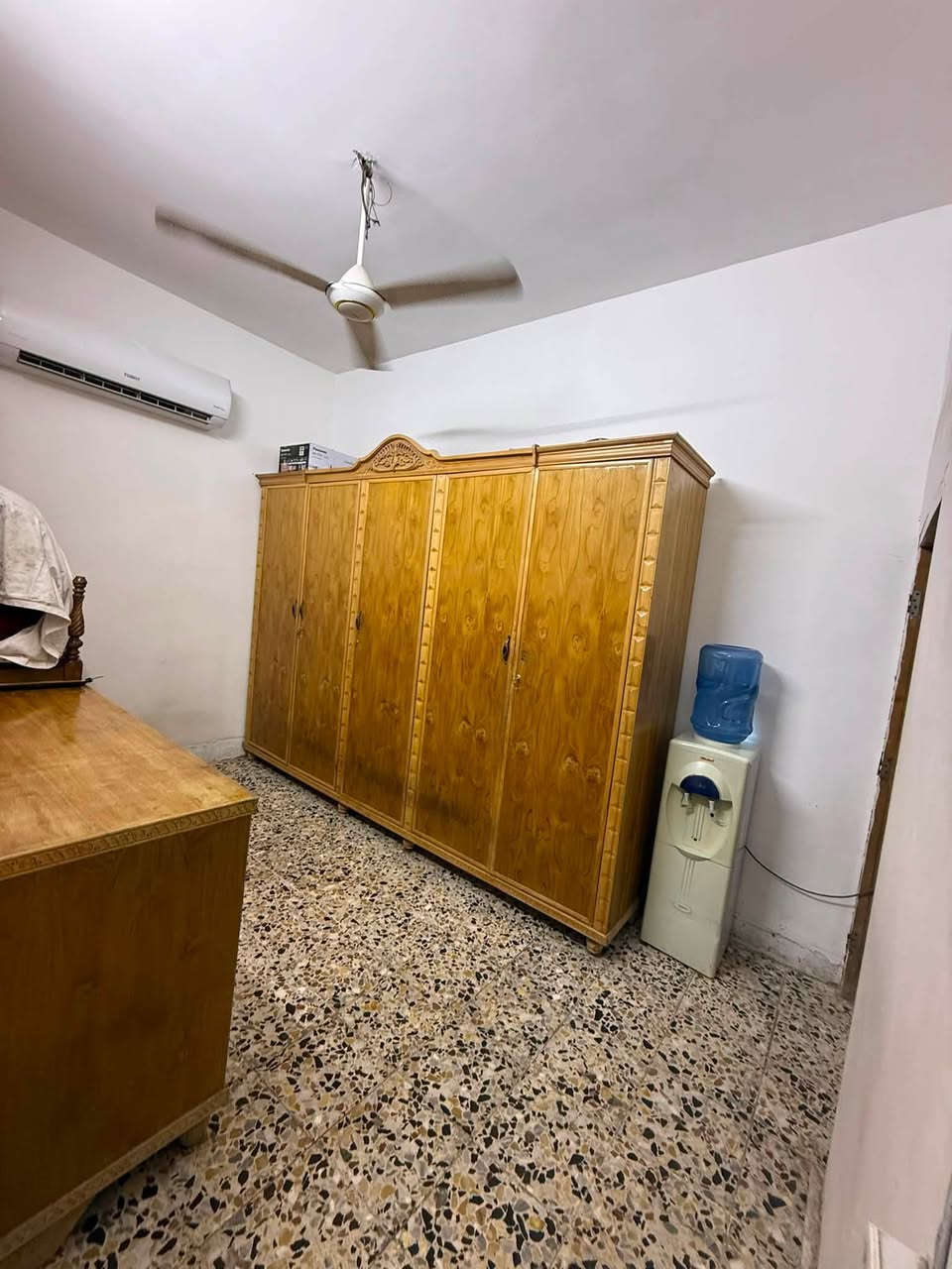 متوفر بيت 50 واقع حال 52 طابو زراعي سند 25 بحي تونس طابق واحد بسعر كاع بيت سعيد يحتوي على هول ومطبخ وغرفه نوم وخدمات ودرج بي بيتونه صغيره وسطح واجهته 6 ونص وعرض الشارع 3 ونص  سعره 80 وبي مجال للاستفسار ***********
