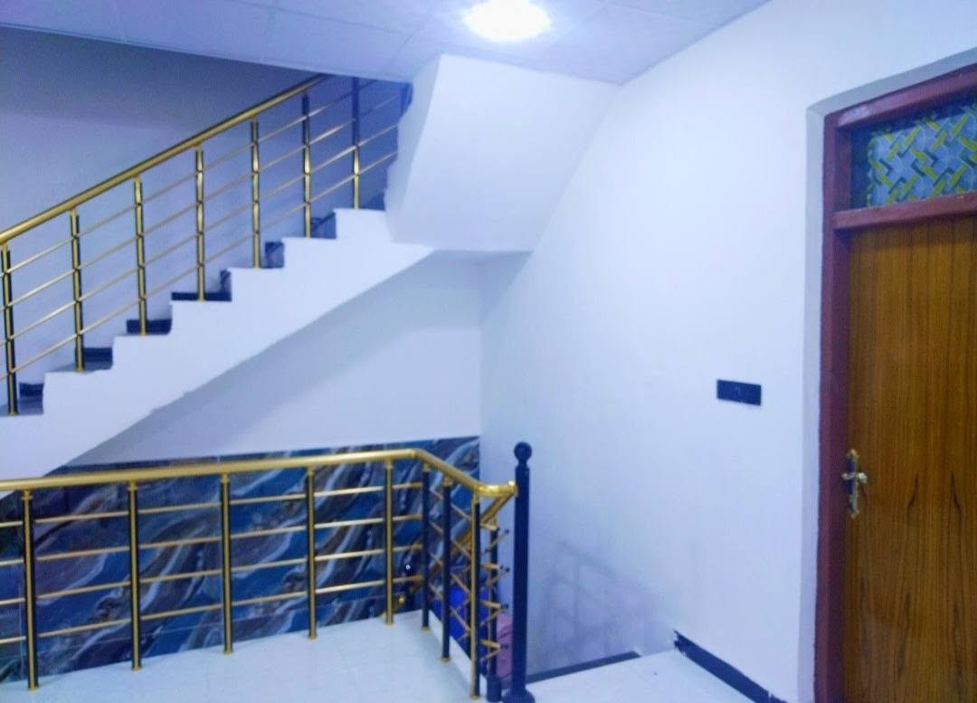 دار سكن للبيع منطقه العباسيه المساحه 125 بناء حديث طابقين يحتوي على أربع غرف نوم واربع حمامات نظام الغرف سويت صالتين واستقبال ومطبخ وكراج سياره للاستفسار الاتصال على الرقم ***********
