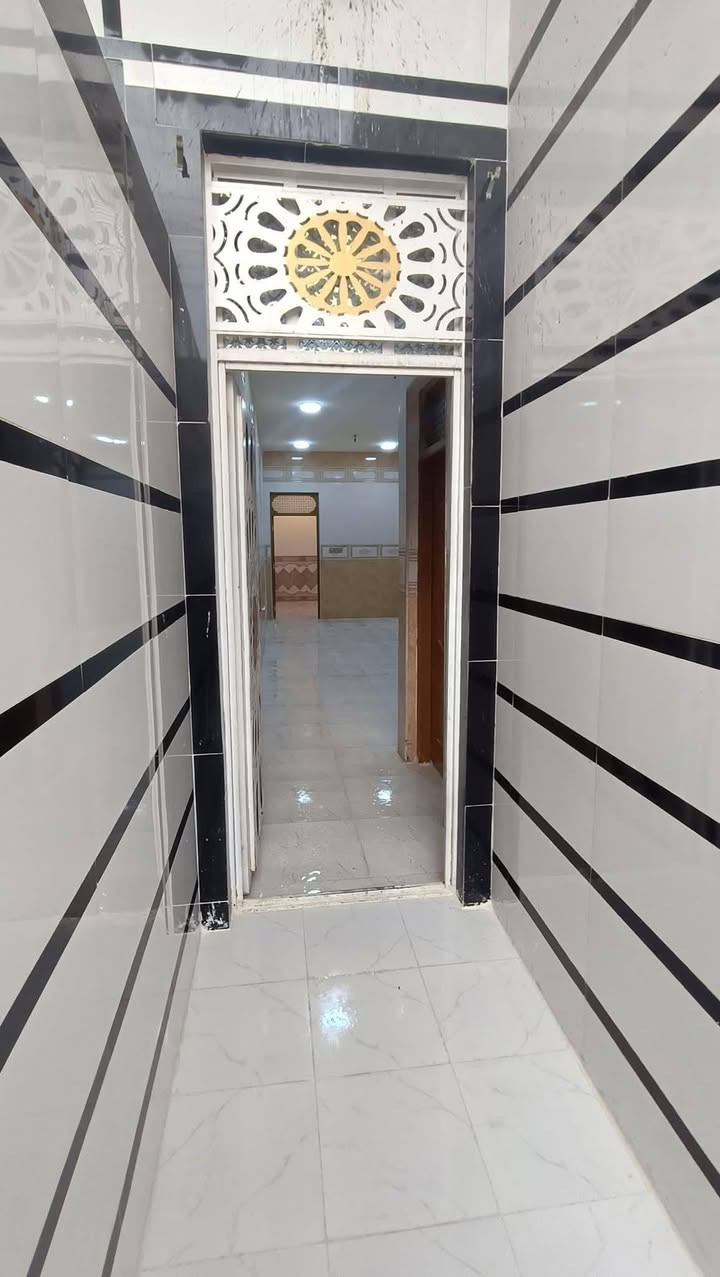 بيت للبيع  حي النصر شارع البانزين
خانة – طريق الجنة، عامود 66

المساحة: 100 متر  طابقين 

تفاصيل البيت:
 • الطابق الأول: استقبال، صالة، غرفة نوم، مطبخ مكشوف، حمام وتواليت داخل البيت، بالإضافة إلى تواليت في الطارمة.
 • الطابق الثاني: غرفة نوم، حمام وتواليت، صالة، وسطح.
 • الطابق الثالث: سطح فقط.

المواصفات:
 • يحتوي البيت على سخان ماء، تانكي 
ماء، وواير مولد. و بناء حدث 

السعر المطلوب  176م. ***********
