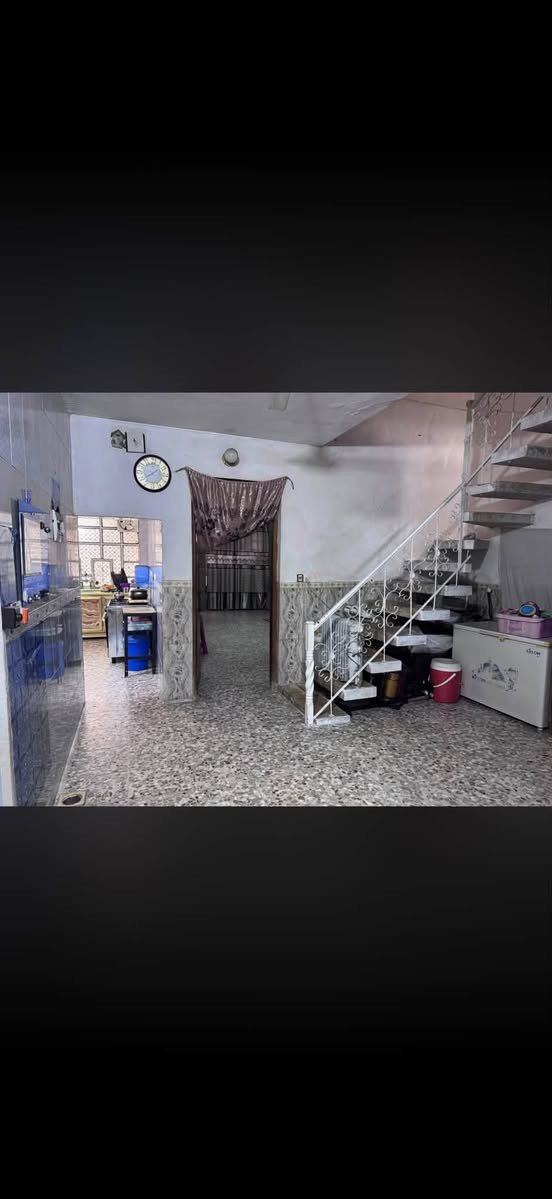 بيت للبيع مساحة 150م  طابق ارضي فقط
واجهة 7ونص نزال 20 
بيت زراعي سند 25 
موقعة الشعب خلف جامع الشروفي فرع المختار  مجاري تبليط كامل الخدمات 
محتوياته 
2غرف نوم صالة استقبال حمام حولي 
بيت قبل سنة كاشي وسيراميك وشتايكر جديد
سعر البيت 160 وبي مجال 
للاستفسار اكثر  ***********

نص مكتوب في الصور:
- 22 LTE 1:51 5 من 9 عقارات حي اور والشعب والبنوك والثعالبة عابر السبيل . 28 نيسان . ـ
- 22 LTE 1:51 4 من 9 عقارات حي اور والشعب والبنوك والثعالبة عابر السبيل . 28 نيسان .