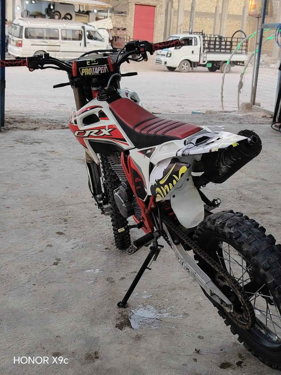 سلام عليكم قفاز مديل 25 طالع ب26 نضيف ما مفتوحح محرك 300cc crxبلاديوبعده بحالت الوكاله شلعه تشك الكاع و معدل طياره  دراجه مناقصه شي كفاله عامه  وراق سكنر مكان نجف قرب الملعب نجف دولي سعره1400 و بيه مجال بسيط  فقط واتساب وخط ***********

نص مكتوب في الصور:
- HONOR X9c