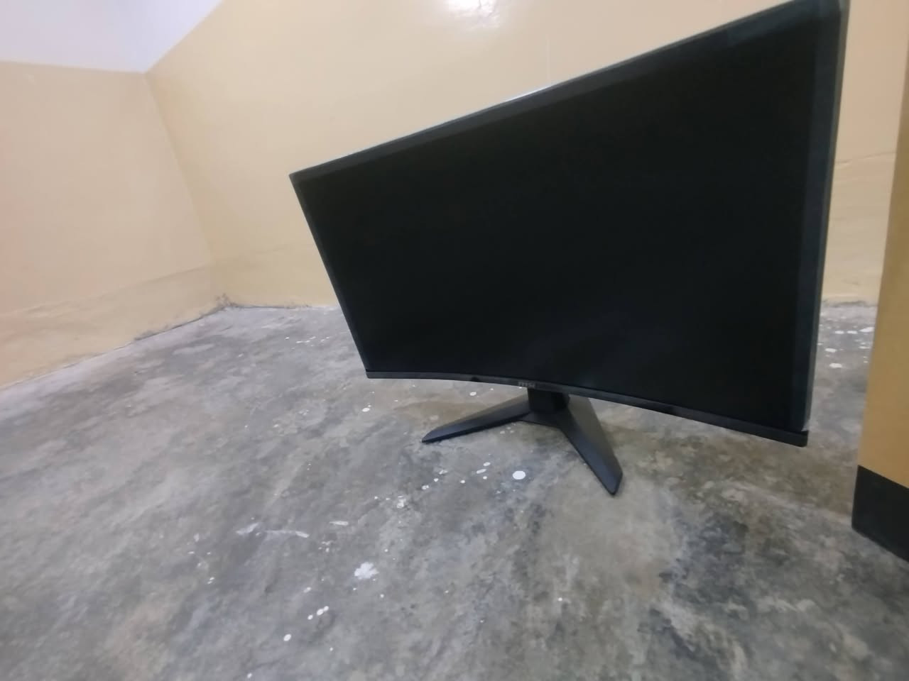 شاشةmsi حجم 32 مقوس 2k 185هرتز  0.5ms شاشة جديدة استخدام 5ساعات بس سعرها 300 مكاني كركوك معندي توصيل 
***********
