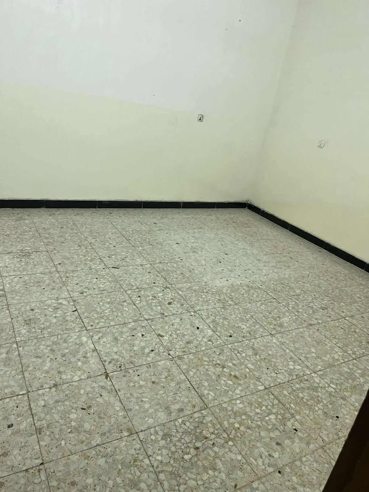 بيت للايجار طابق واحد
يحتويً على غرفة نوم واستقبال وحولي كبير وصحيات ومنور
عنوان البيت
نهاية اربع شوارع شارع مخبز المجتبى ( النفطية)
الشارع ١٠ 
ايجارة ٤٠٠
للاستفسار
***********

