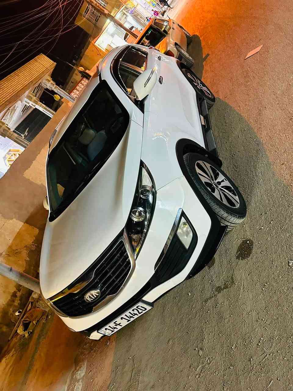سبورتج 2013 خليجي محرك 2000 دوش
فول مواصفات 
كشن كهرباء
مثبت سرعة
مانع انزلاق
مري شفط 
لايت لد نهاري
تحكم ستيرن
كاميرا خلفية 
حساسات امامية  
حساسات خلفية 
عليها ادامة غرفة الاحتراق وبلكات اصلية وفيت بم اصلي كير مكينه صدر امامي خلفي تخم تاير تبريد جاهزة السيارة بيها بارد مقدار شبر بجاملغ الخلفي 
عنواني البصرة قضاء المينة/*********** السعر 143 بيها مجال قليل
