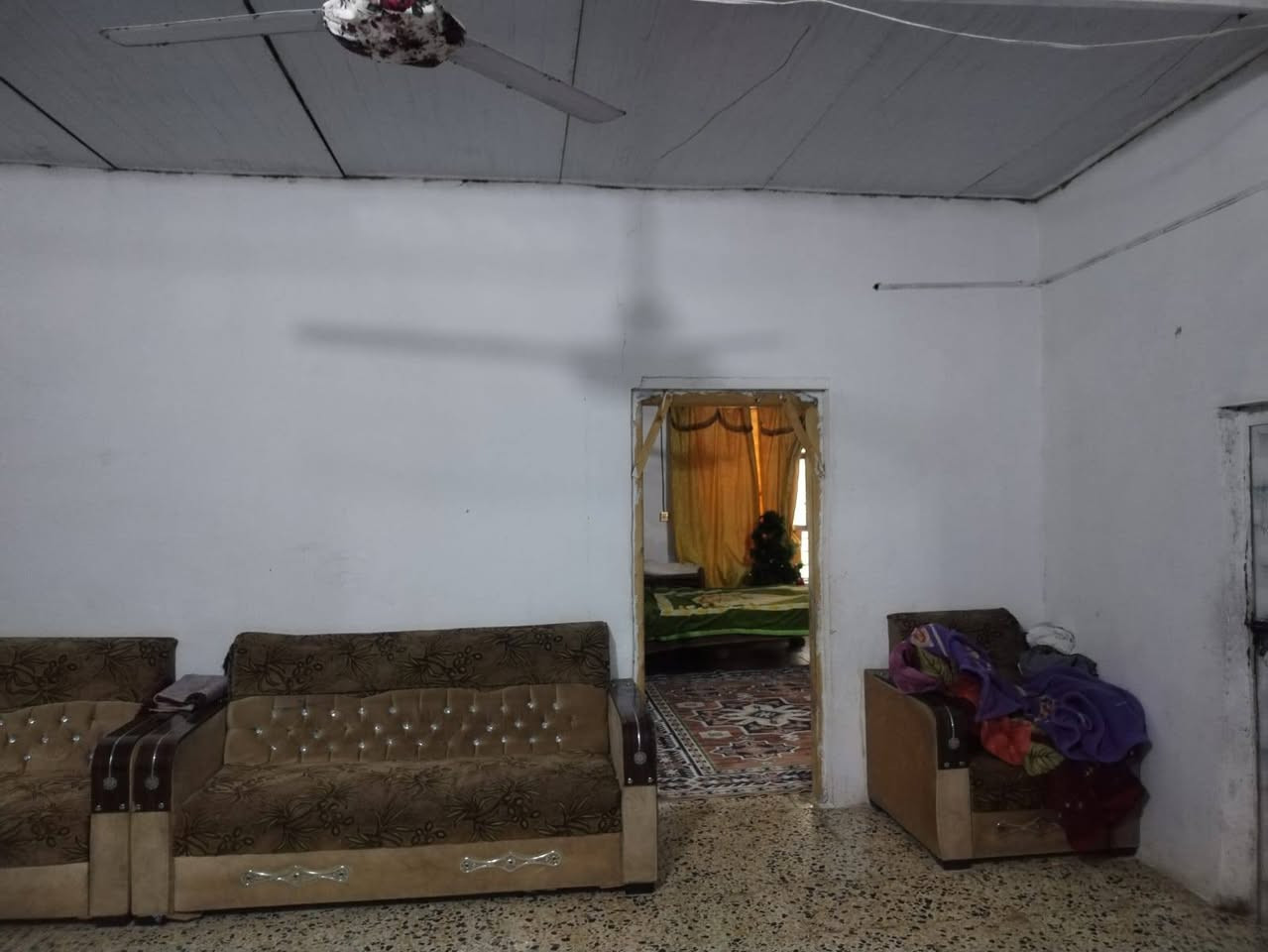 اسلام عليكم بيت للبيع في حي الحكيم عبور المجسر الحولي يبعد عن شارع ٣٠٠ متر مساحه البيت ٢٠٠ متر مبني غرفه وصاله ومطبخ واستقبال وصحيات داخليه وخارجيه ارضيه كاشي والجدرات سيراميك السكف سندويج بناء بلوك سعر المطلوب ٢٥ وقابل للتفاوض ***********
