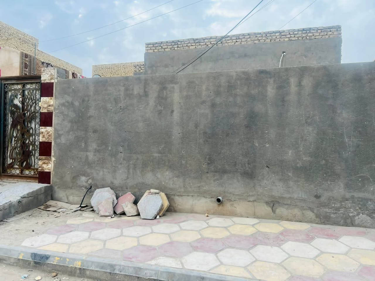 دار في حي أريدو
بمساحة 200م في شارع مركز القلب 
قرب مجمع ابو زينب 
البيت عگاده يحتوي على غرفتين و صالة و مطبخ و مدخل و استقبال و صحيات و حمام 
واتساب ***********

السعر 210 مليون و قابل للتفاوض
