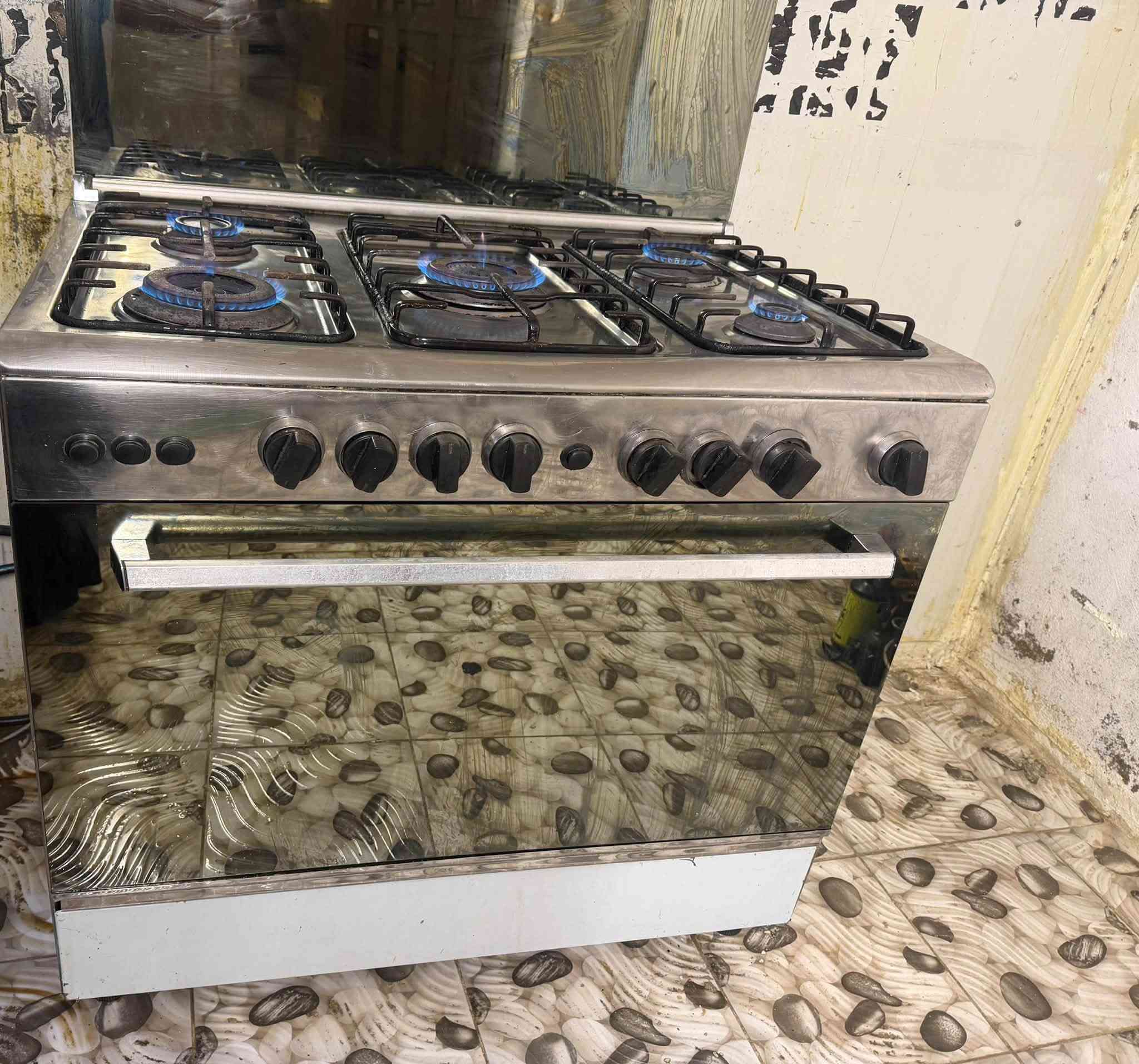 السلام عليكم 
طباخ من ماركة  هايلوكس الايطاليه  ستانلس ستيل مقاوم للصدا نار عاليه خمس عيون وفرن طباخ نظيف بسعر 225 الاتصال ع الرقم ***********
