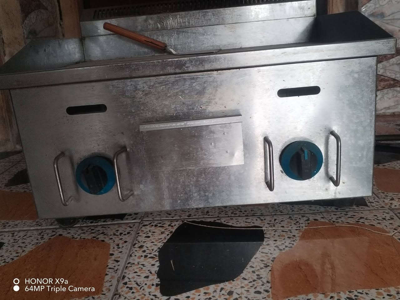 السلام عليكم شوايه بركر استعمال قليل مع كابسة صاج للبيع داخل الديوانيه مركزوالتوصيل مجاني لكل مناطق الديوانيه ***********

نص مكتوب في الصور:
- HONOR X9a
- 64MP Triple Camera