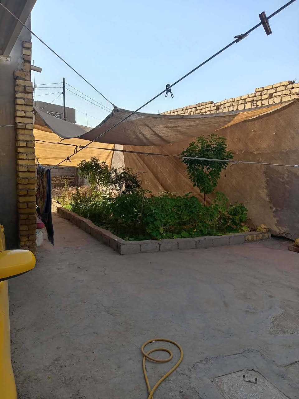 السلام عليكم، دار للبيع المساحة 304م زراعي سند 25 گاع شاكر ظاهر ..متكون من غرفتين وصالة وصحيات ومطبخ سيراميك العنوان شارع الگراج بالفرع الي مقابيل ملعب الثيل السعر 85 وبي مجال للاستفسار الاتصال ***********بي واتساب
