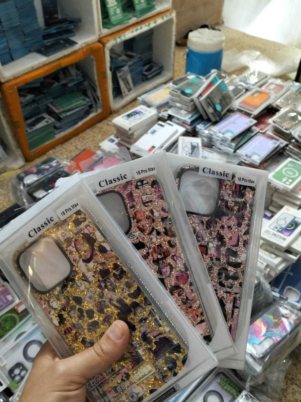 عرض خاص لاصحاب المحلات والبسطيات والجملة 150كفر اندرويد وايفون بسعر 75الف فقط القطعة تطلع عليك ب500دينار واشكال مرتبة وبكج راسلني ادزلك الايتمات وتدلل علينا(جملة فقط) 
للاستفسار عالرقم ***********
