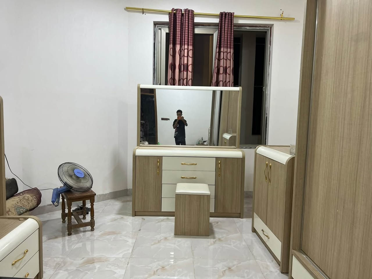 سلام عليكم غرفه للبيع
تركيه ما مستعمله هواي
غرفه جديده ومابيها أضرار 
مكاني حله مركز مدينه
السعر ١٢٥٠ 
وبيها مجال بصيط 
خاص ما متواجد 
***********

