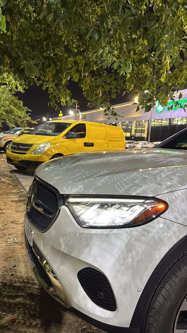 سلام عليكم 
مراسدس GLC 350e 
موديل 2025 هايبرد فول موصفات معروفه موصفات مراسدس GLC  الممشى سياره 18كم فقط حادث سياره اكلين حسب وتم تبديل جاملغ بقطه اصليه وبنفس لون شركه محرك سياره 2لتر تيربو بنزين + محرك كهرباء هابيرد قابل للحشن قوه اجماليه 313 وموصفات اخره تجي تشوفه بعينك 
رقم سياره اربيل تحويل ثاني يوم 
مكان سياره بغداد 
هذه رقمي موجود وتساب 
***********
