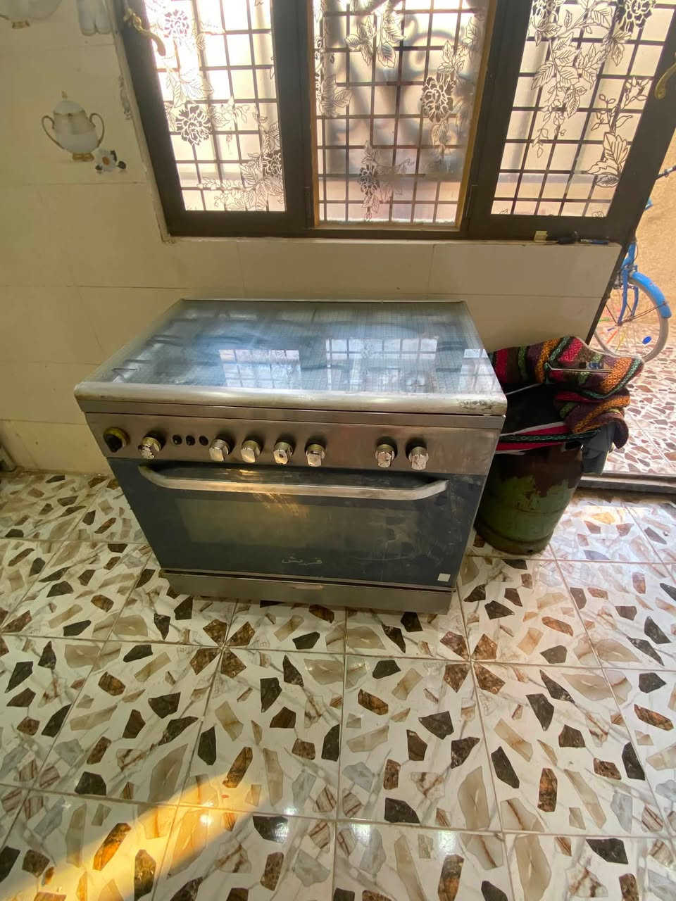 غراض بيت كامله للبيع تريدهن شلع اداريك بالسعر 
كاونتر جديد مترين ونص قياسه 
طباخ 5 عيون جدييييد و الفرن شغال 100‎%‎ 
ثلاجه جديده و صور الثلج تحكم 
غسالات 2 وحده جبيره و الثانيه وسط 
اتصل و متخسر شي اريد ابيع متوازي 
***********
