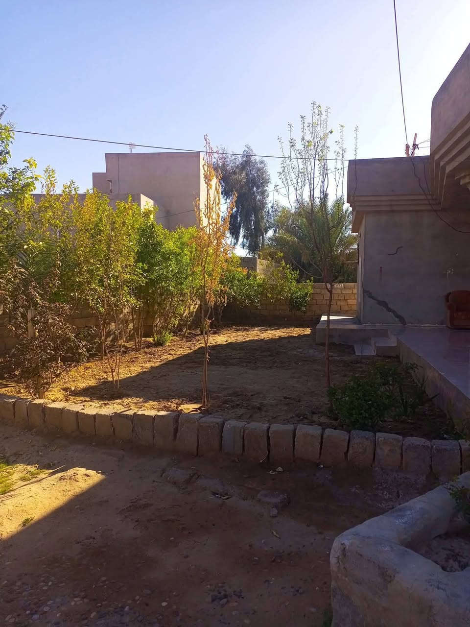 السلام عليكم الدار معروض للبيع المكان الجميلة الجديده البيت متكون من ربعة واستقبال  و ٣غرف نوم وحمام ومطبخ مساحة الدار ٦٥٠متر السعر 70مليون للستفسار الاتصال علا الرقم ***********
