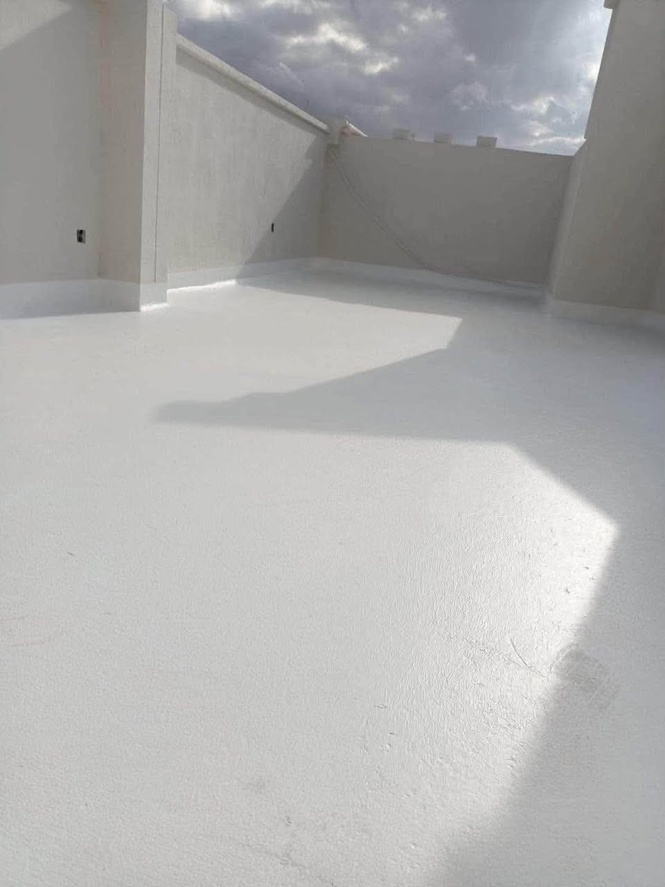 فصل ألامطار🌧⛈  خليها تمطر وانت مطمئن وانسه تسرب الماء والرطوبه
روف كوت  طلاء يحمي من تسرب المياه ذو أساس مائي متين ومرن جدآ يستخدم لحماية أسطح المنازل 

1. متانة متميزة وفائقة لحماية الاسطح. من الامطار وتسرب الماء

2. مقاومة للماء والامطار. وعازل حراري

3. مرنة اذ أنها تتمدد وتتقلص مع تغير درجات الحرارة  

4.عاكس للحراره في فصل الصيف بنسبه 50٪

5.عازله لتسرب الماء بنسبه 100٪
  

للاستفسار خاص او الاتصال 
*********** متوفر واتساب
