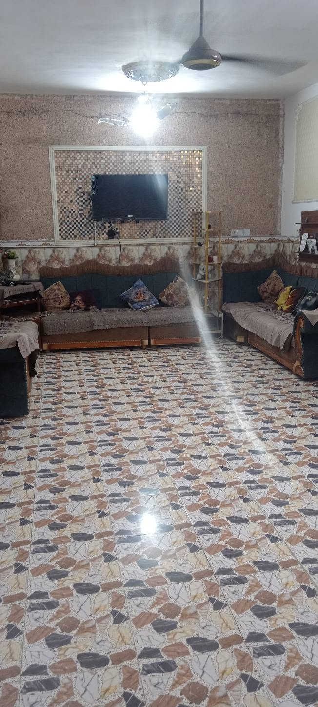 سلام عليكم.. بيت مساحه 200متر شارع 80 الاوفه الحاده مقابيل القبه الذهبيه شارع البانزين خانه محتويات البيت 2غرف.. ستقبال.. هول.. ومطبخ.. كراج سياره.. زراعي سند 25.. سعر90.. وبي مجال ويرهم.. مروس..  الستفسار على هذا لارقم ***********
