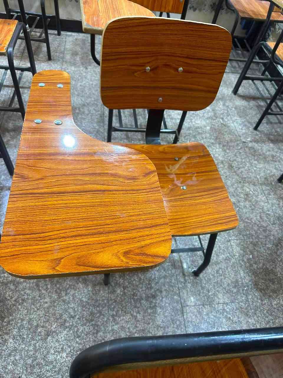 للبيع  ستولات مدرسيه   الموقع بغداد الدوره 
سعر القطعه ١٥ الالف لتواصل الاتصال على رقم ***********
