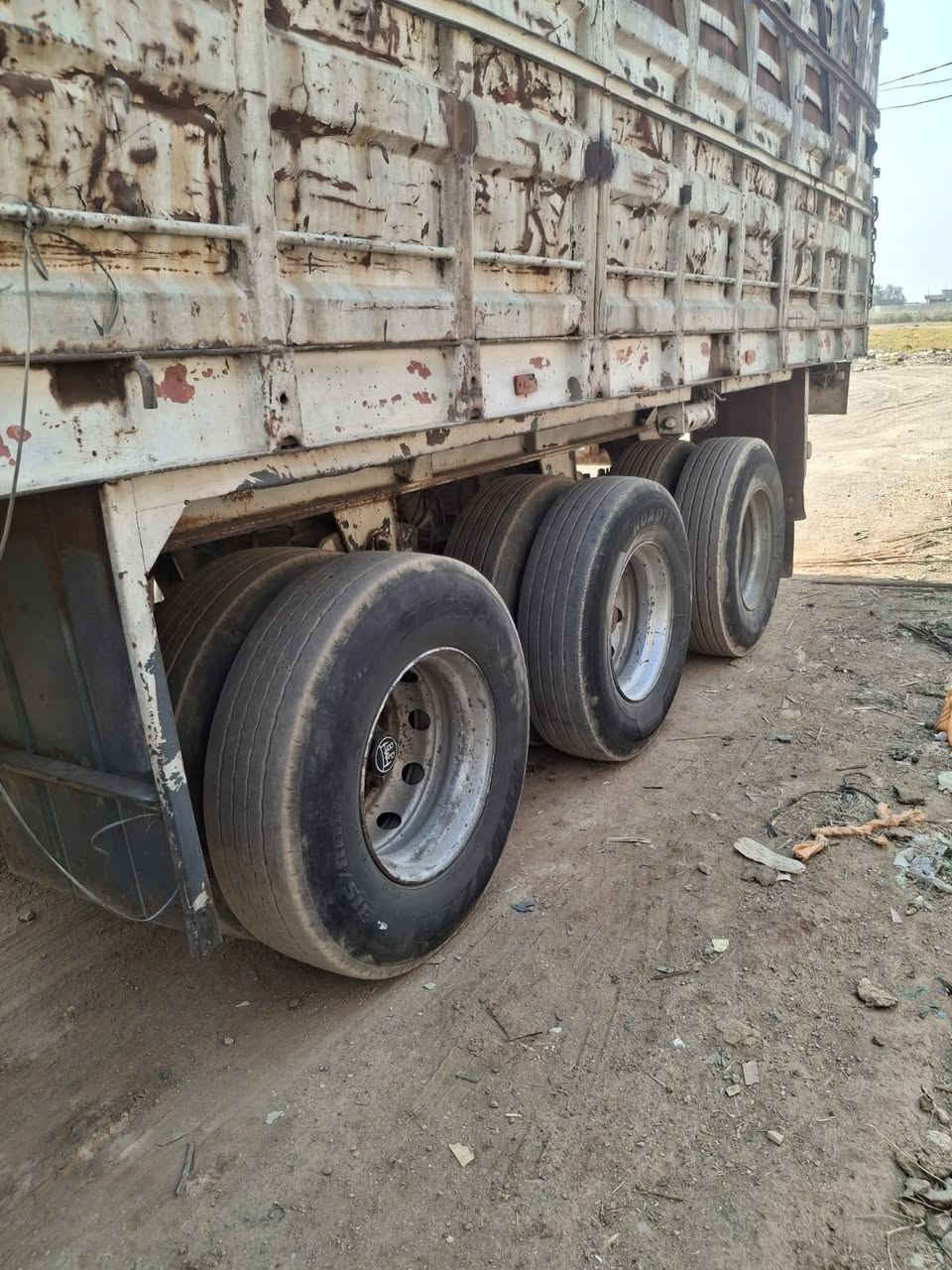 عربانه البيع حداديه شاصي بلوم دناكير ١٤  ثلاث محور تخم تاير  جاهزه لل عمل سعر ١٠٠ شده وبيه مجال مكان بغداد بسمايه ***********
