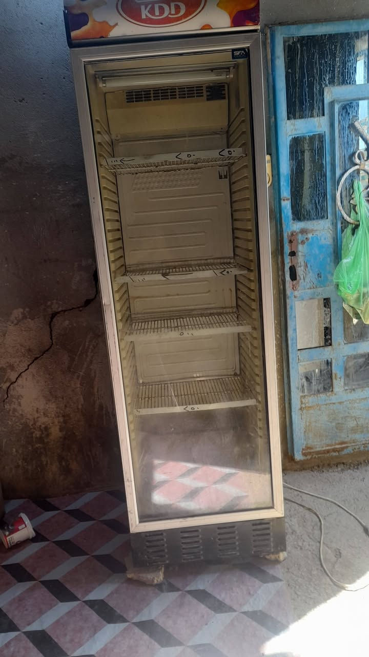 السلام عليكم عندي ثلاجة للبيع سعرها ١٥٠ الف 
***********
