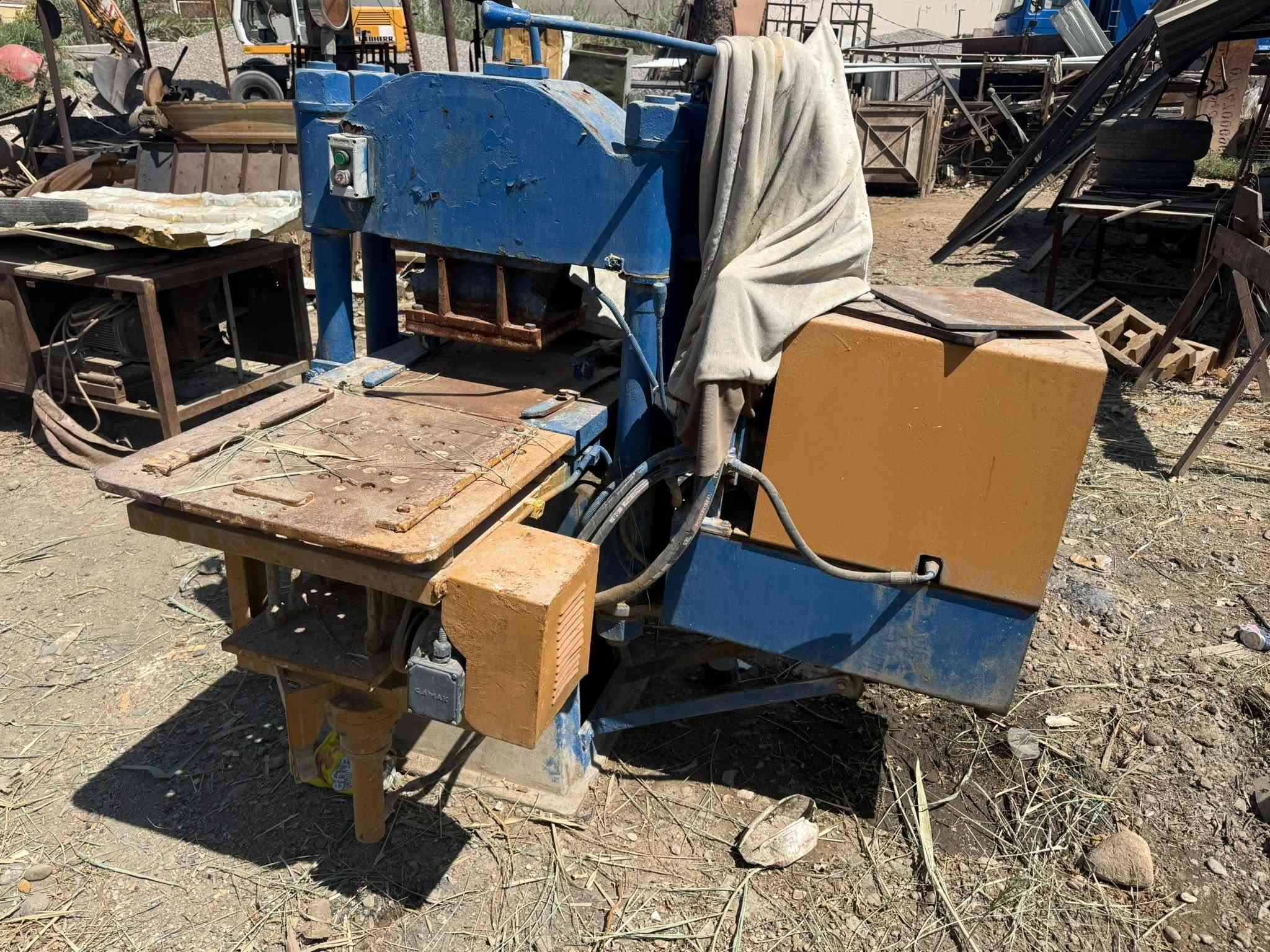 السلام عليكم غراض معمل كلشي للبيع  مكينه صب و خباطه و منشار و هزاز العنوان بعقوبه شارع الديري لاستفسار ***********

