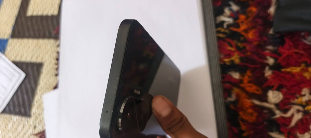 سلام عليكم جهاز poco f7 شوفت عينك هاي العلامات من الكفر مو ضربات لزكته مال شركة وياه مامبدله كامل لملحقات نجف أو كوفه متواجد وتساب فقط بخصوص سعر عينك ميزانك شوفه شكد يسوى 
***********
