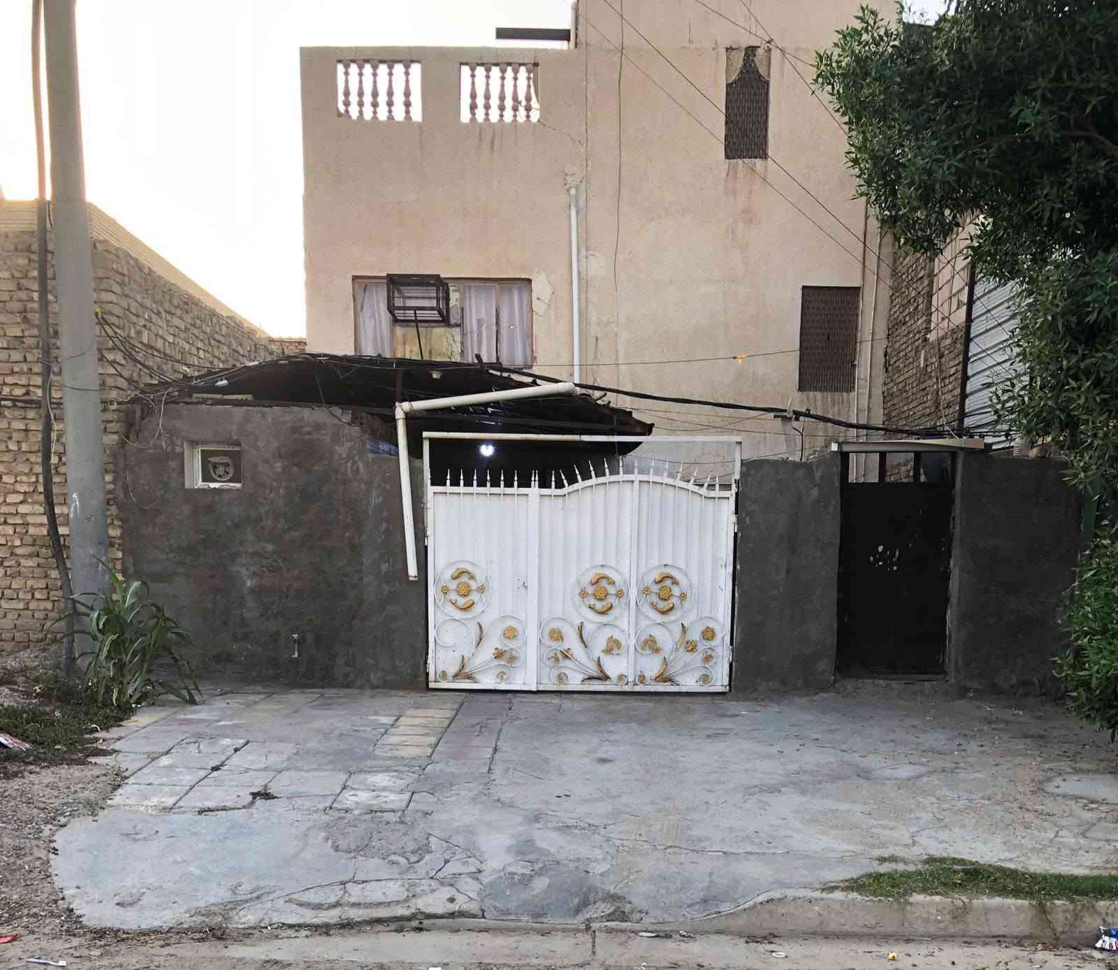 الدار للبيع بناءقديم عكاده طابقين مساحه ١٦٠متر واجهه ١٠ الموقع الرحمانيه قطاع ٢٣ قرب سوق صنعاء ايستفسار تواصل على الرقم *********** امام العقار تشجير
