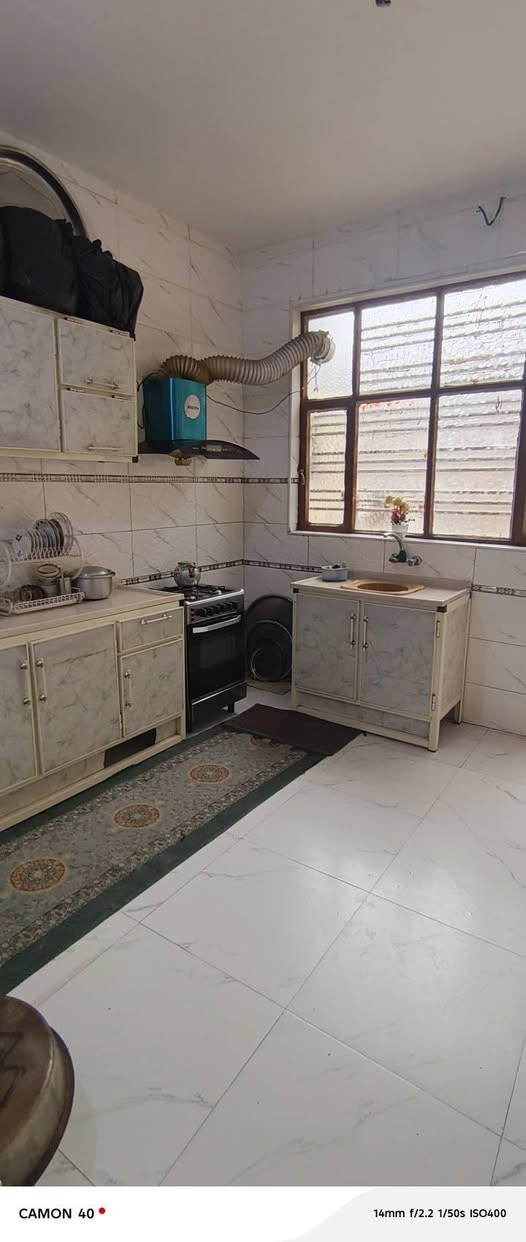 *  بيت للبيع زراعي طابقين 150 م  (خلفي المستوى: بناء عالي عن مستوى الشارع.
* الخدمات: متوفر (خطين ماء، كهرباء، إنترنت، منظومة مجاري).

 * الهيكل: صب مسلح بالكامل.

يتكون من 

 الاستقبال

 الصالة

المطبخ

غرفتين نوم

الحمام

بالاضافه الى منور  وترك 

للاستفسار

السعر       65

***********

***********

