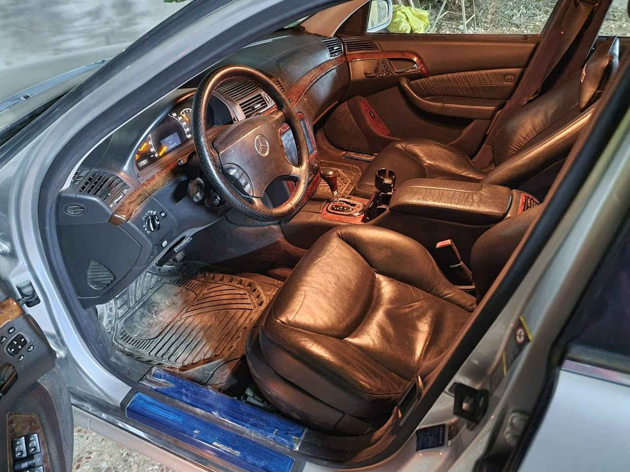 السلام عليكم
مارسيدس غواصة 2003 s500 باب قصير 
سيارة جديدة كشرها نظيف مابيها صبغ عدا البنيد ودعامية اثر جراد
إشاير ترحيب بصمة 
تدفئة بالكشنات هيتر بالستيرن كشنات كهربائي امامي جنطة شفط جوبلس حدادية تبريد شغال جديدة السيارة بأسمي 
***********
السعر 130
