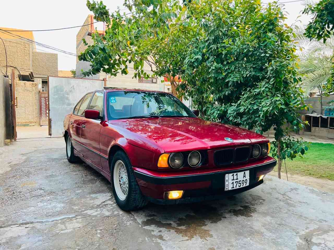 525 مسكر عدل اصل بليته وسنويه موديل 92 رقم بغداد انكليزي السنويه نافذه لغاية 2029 مكفوله من الگص والخياس مصبوغه من الخارج فقط بدون دواخل السياره جاهزه ومابيها برغي نقص متصرف عليها الف ! السياره ناعمه وترايها مال حديث 
الگير والمحرك جدد بشرط توكف يمها متسمعها لا تنقيص ولا تبخير ولا ريحة غاز  وبطناش ونشاط فول 
كهربائيات كلها بلاد وشغاله بدون تلزيك وبدون جطلات 
منظومة التبريد كلها جديده مجمده 
الحداديه كلها جديده من الطول للطول 
تخم تاير وباتري جديد 
الحماوه تحت النص صيف و شتاء ثابته 

المواصفات فول 
فتحه سلايت 
بچم عريض اصل 
كشنات كهرباء جلد اسود 
دبل ايرباك 
تحكم ستيرن صاج 
صاج ملكي 
اربعة جام كهربائي 
سنتر لوك وسويج ريمونت 
بجم دخاني بلاد 
اكسل 23 بطناش ومعدل 
السعر الطلب في التعليقات وسوف يتم الرد 
العنوان بابل مركز المدينه 
*********** صاحب السياره
