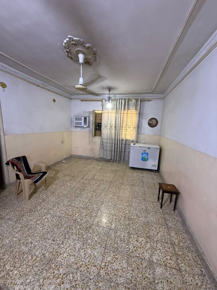 🏡 _بيت للبيع
📍 _الموقع:_ بغداد - حي العامل - محلة 811 -   خلف الدفاع المدني
📐 _المساحة:_ 90 م²  
📏 _الأبعاد:_ الواجهة 4.5 م × النزال 20 م  
🏠 _التفاصيل:_ 
- 3 غرف نوم 
- 1 غرفة فوق 
- 2 غرفة جوه
- نظافة 90%
- سند جديد
-حديقه
عرض الرصيف3م
وعرض الشارع10م
💰 _السعر:_ 140 مليون دينار 
✅ _بي مجال جداً بسيط_
بيت مرتب وموقعه زين 
علما لايوجد مطبخ ولاخدمات

الهاتف ***********
