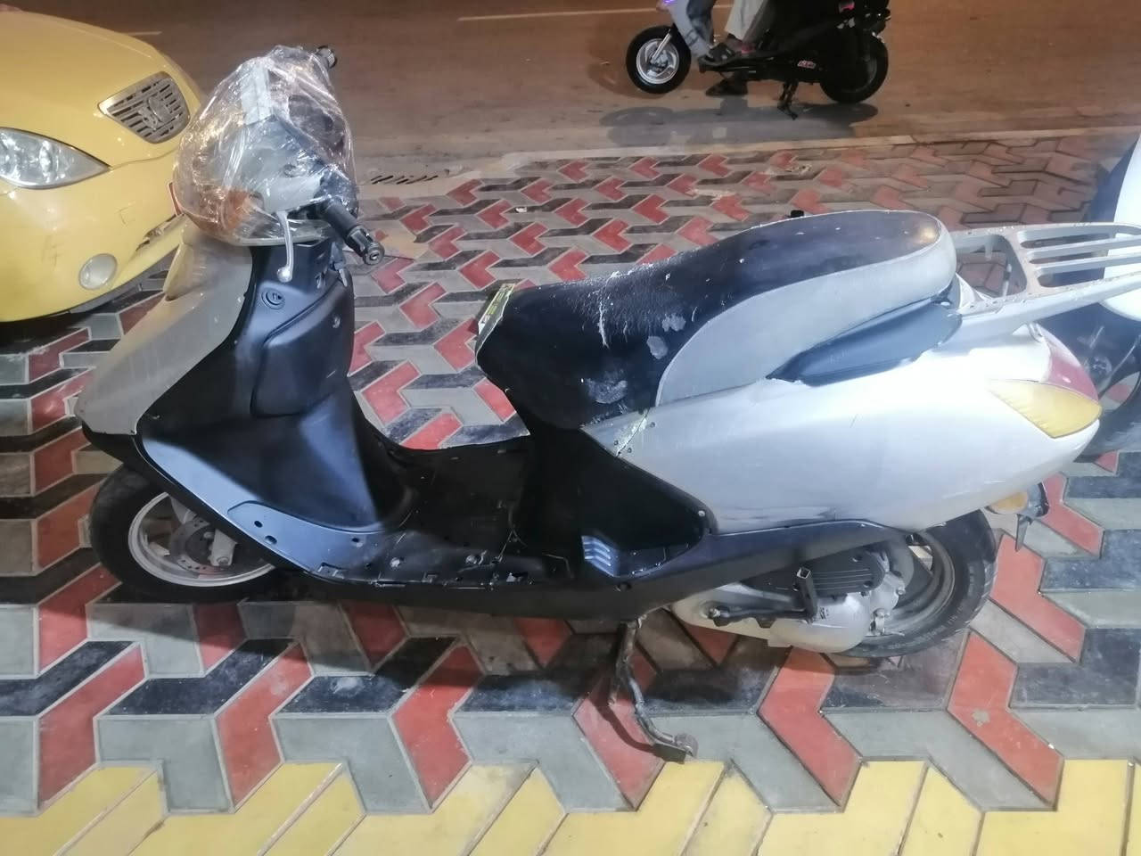 سبيسي ياباني مفتوحه مره وحده دراجه سلف هندر تشتغل كلشي يشتغل بيه محرك حلو وراق بسمي ب350 وبيه مجال مستعجل علا بيعته ***********
