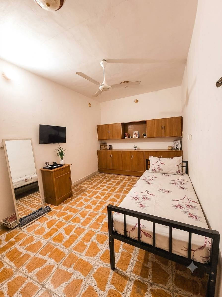 إعلان بيت للبيع
بيت طابقين نظيف وجاهز للسكن للبيع

​المساحة: 100 متر مربع

​البناء: سنة 2016 (بناء بحالة ممتازة)

​الموقع: داخل دربونه

​عدد الغرف: 3 غرف نوم واسعة

​المواصفات الإضافية:

​طابقين بتصميم عملي ومريح

​يحتوي على كافة الخدمات (ماء، كهرباء، مجاري)

​جاهز للسكن المباشر دون الحاجة لتعديلات

الطابق الأرضي:غرفه وصاله واستقبال ومطبخ وحمام داخلي مع تواليت غربي وتواليت خارجي

الطابق الثاني:غرفتين مع صاله واسعه

​للاستفسار عن السعر أو المعاينة، يرجى التواصل عبر الخاص أو الاتصال على الرقم: [***********]

الموقع الىشطره خالصه قرب تقاطع شحييم
