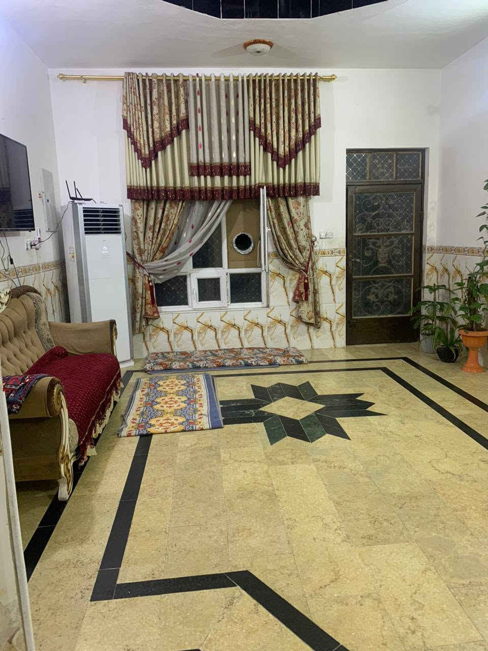 بيت طابقين للبيع او مراوس بيت بجميع عمر الراوي 

العنوان الرمادي التأميم حي الرياضين

مساحه 300متر 15*20بناء 2020 

طابو صرف 

شارع 8متر تبليط 

بناء طابوك الطابقين 

الطابق الاول استقبال وصاله ومطبخ حار بارد وصحيات وغرفتين نوم وثلاث مناور كراج حديقة 

الطابق الثاني غرف نوم عدد 4صاله حمام 

عدد الغرف (6)

التأميم حي الرياضين قرب فلكه النخيل وشارع ٦٠
وببعد عن شارع ٦٠.  ٥٠متر فقط

رقم الهاتف ‏‪***********‬‏

عنوان المكتب الرمادي خلف العاب السندباد
