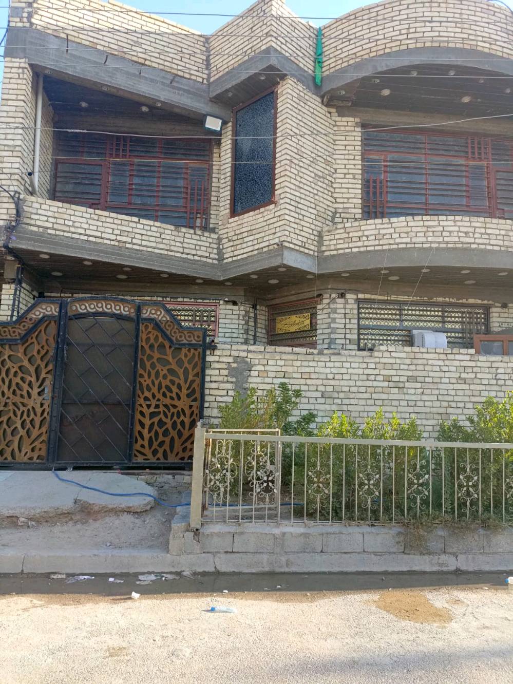 بيت للبيع نقد او بالتقسيط
طابو صرف
بغداد/المحموديه/ حي الشهداء 
المساحه١٣٧ ونص
الواجهه ١٠ متر النزال ١٤ تقريبا
مدخلين، وطابقين
  الطابق الاولل   صاله كبيره ومطبخ وغرفه 
وحولي( هول)
ومنور وحمام مشترك داخلي وحمام مشترك خارجي 
كامل
الطابق الثاني محتاج بياض وكاشي وبوب داخليه يحتوي على ٣ غرف وحمام وحولي 
مجموع الغرف ٤ ومجموع الحمامات ٣ وهول وصاله ومطبخ ومنور السعر ١٤٠٠٠٠٠٠٠ (ميه واربعين مليون)
للتواصل(***********) بي واتساب