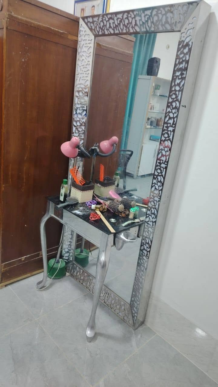 صالون نسائي كامل للبيع تواصل *********** كلشي موجود ويا
