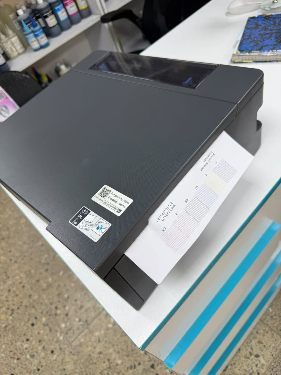 طابعة Epson EcoTank L8050 احترافية - بحالة الزيرو! 
طابعة 6 ألوان احترافية جداً للصور والطباعة الحرارية، مستخدمة قليل جداً (طابعة 15 ورقة فقط! فحص الهيد موضح بالصور 100%).
 * الموديل: Epson EcoTank L8050
 * المميزات: نظام 6 ألوان لأدق التفاصيل، تدعم Wi-Fi والطباعة من الموبايل مباشرة.
 * الحالة: شبه جديدة تماماً ونظيفة جداً.
 * السعر: 350,000 دينار
📍 الموقع: (بغداد )
🚚 تتوفر خدمة توصيل
للحجز أو الاستفسار يرجى مراسلة الصفحة أو الاتصال: 📞 (***********)
مستخدمة اخذته طبعت بيه ١٤ ورقة بس
