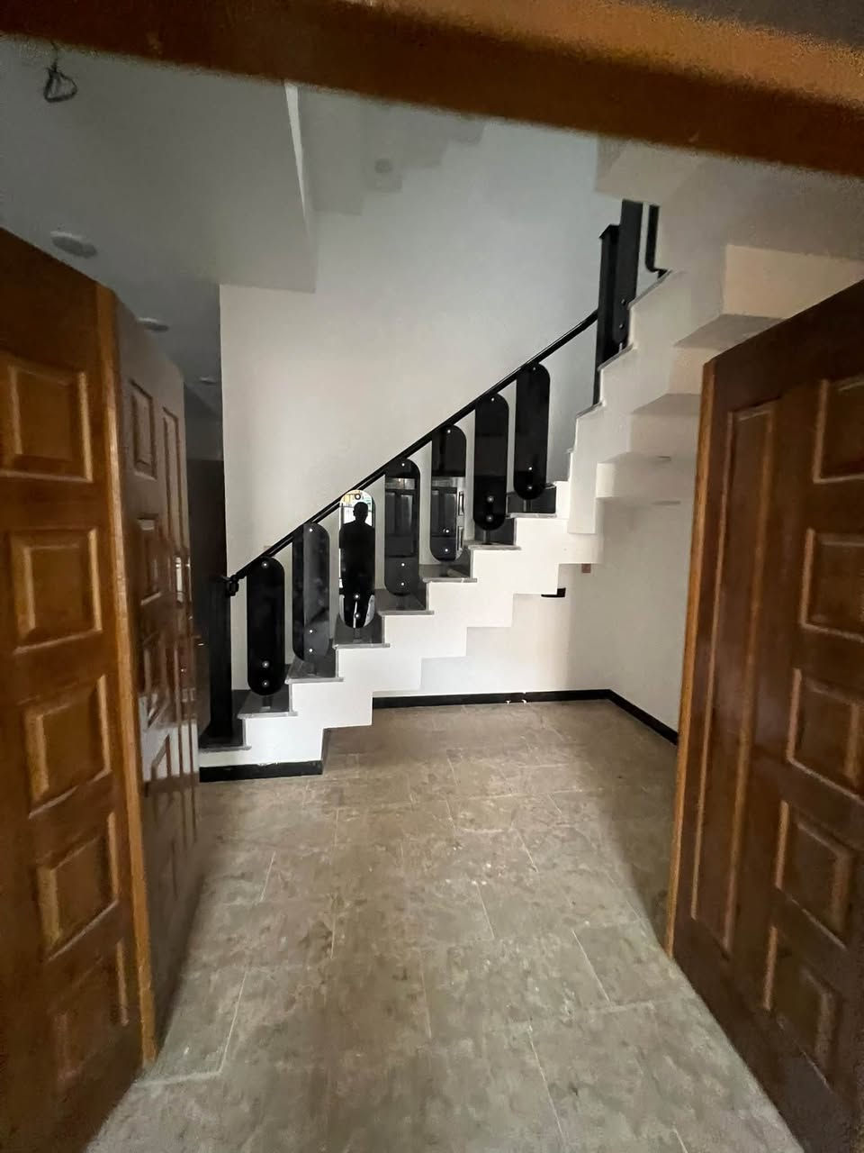 الدار للبيع 🏠
المساحة 95 م 
الواجهة 5 م 
النزال 19 م 
السعر ب275 مليون وبي مجال بسيط 🫰
العنوان الشعب شارع الاسواق المركزية مقابيل كلية الامام الكاظم عليه السلام ❤️
عرض الشارع 15 م 
عرض الرصيف 4 م امام البيت 
( مدخلين )🫰
يحتوي الطابق الارضي على كراج صغير  وخدمات خارجية واستقبال ومطبخ معزول ومنور وخدمات وغرفة نوم 
ويحتوي الطابق الثاني على غرفتين نوم وخدمات ومكان غسالة وبيتونة وسطحين
للاستفسار ***********
