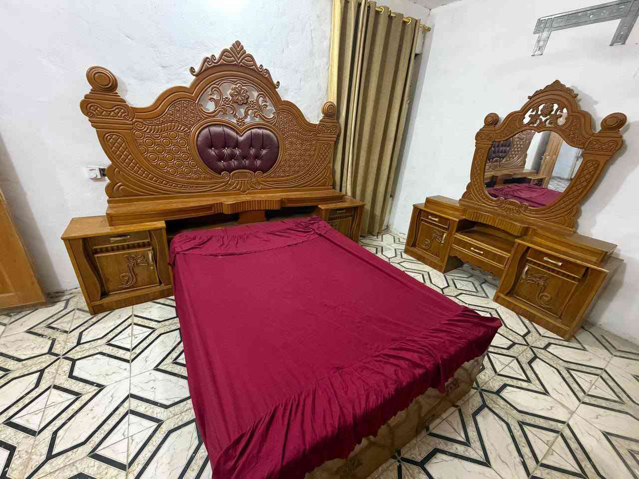 السلام عليكم غرفه نوم موديل إيطالي شغل عراقي بيبان سلايت 6 بيبان ملحقاتها ميز مرايه + زاويه + جربايه و ملحقها ( سعر خاص ) رقم الهاتف (***********) 
العنوان القاسم داينيه
