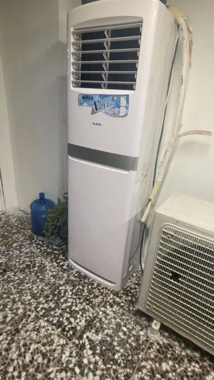 ميز تلفزيون جديد كلش
براد ماء جديد بداخله فلتر
سبلت طن وربع انفيرتر توسوت 
سبلت اواكس 1طن +سبلت 2 طن اواكس عادي 
سبلت اوكيا 3طن عادي 
*********** بغداد العطيفيه فقط واتساب او خط
