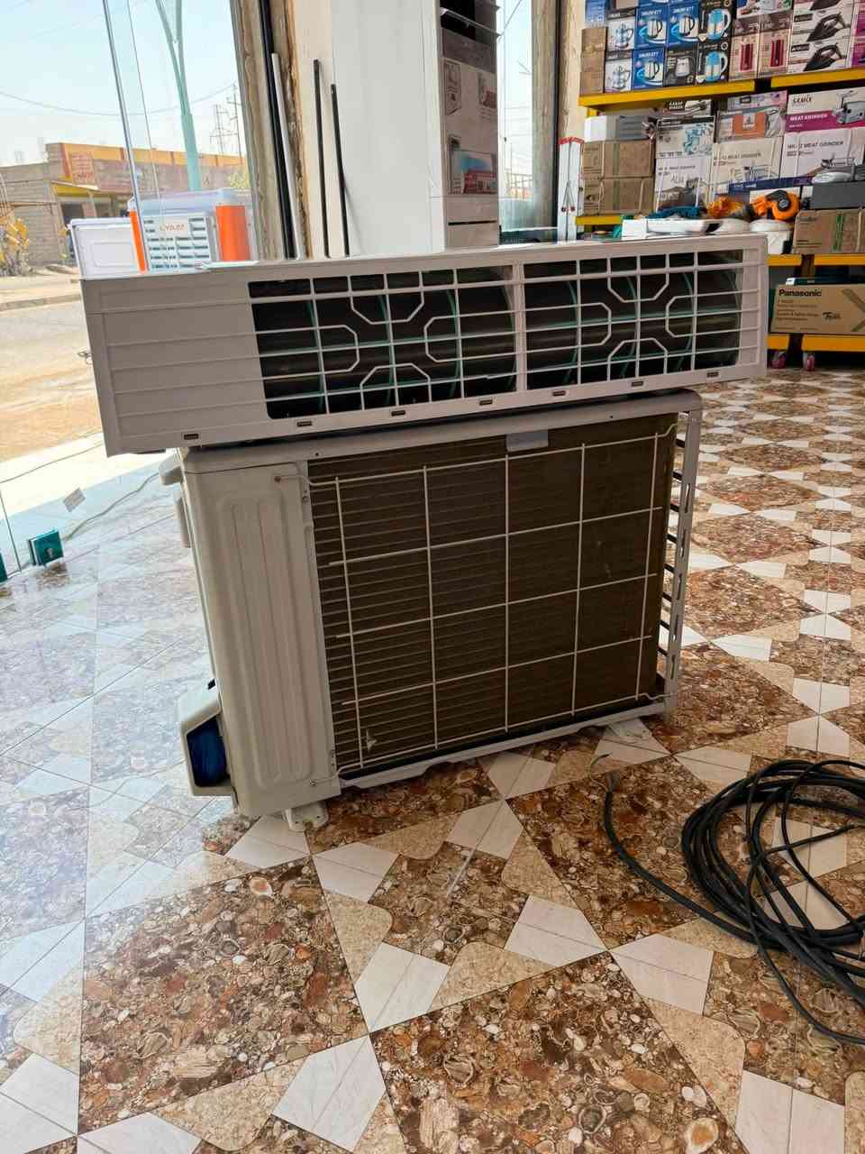 جبسون 2طن موديل حديث حجم ضخم غاز 410تبريد ثلج مشتغل قليل غاز مقفول خابرني وتدلل عنواني الرمادي شارع الجرايشي ***********
