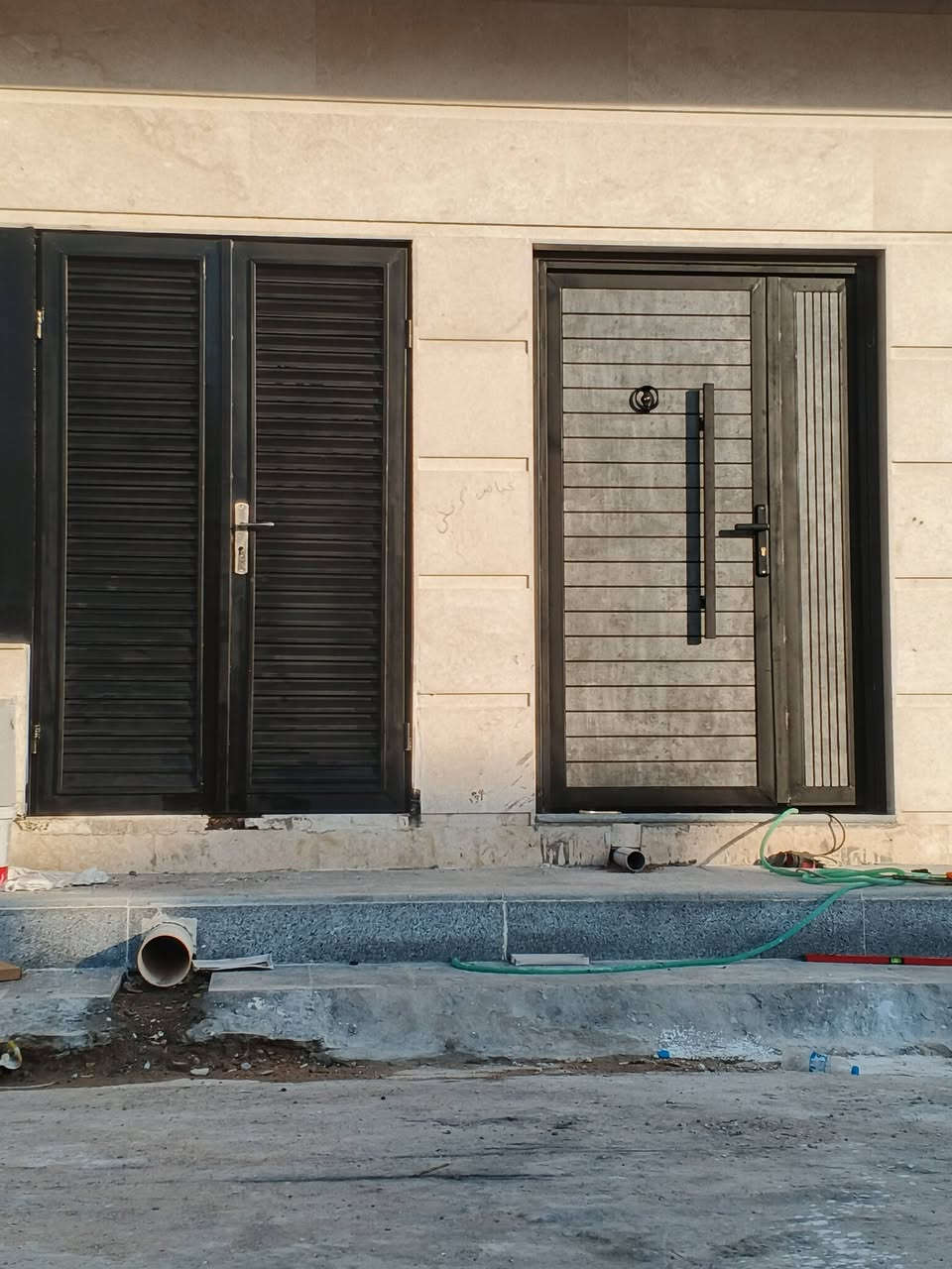 كاظم الحداد 🧑‍🏭👷
لعمل كافة انواع الحداده 
ابواب .. شبابيك .. سقايف الكيربي .. سقايف كيسبان .. سقايف ديكور .. كرفانات .. محجرات .. ديكورات .. والحداده بأنواعها
..
الهاتف *********** 📱
